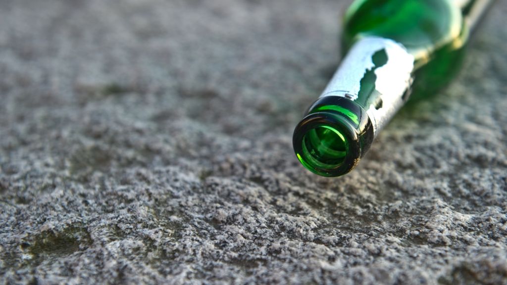 Bad Cannstatt: Sicherheitskräfte mit Bierflaschen beworfen