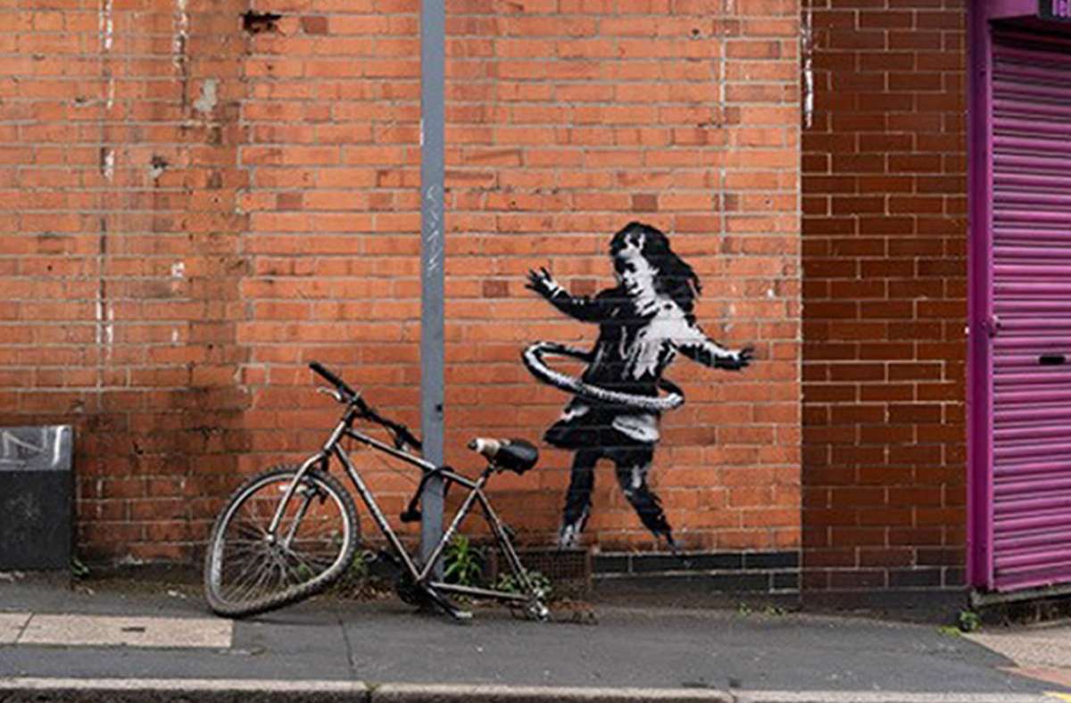 Wo in Nottingham Banksys    Mädchen mit dem Hullahoop-Reifen war, ist die Hauswand nun provisorisch abgedichtet. Foto: dpa