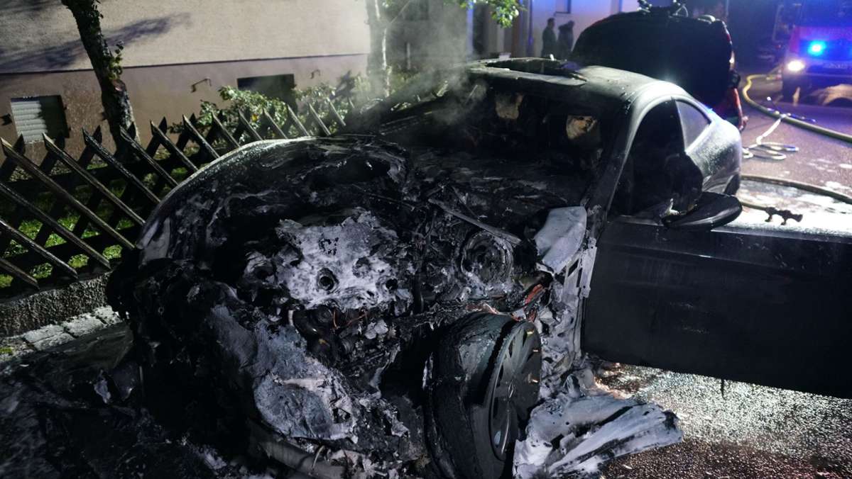 Polizei vermutet Brandstiftung: Hochwertiger Mercedes geht in Uhingen in Flammen auf