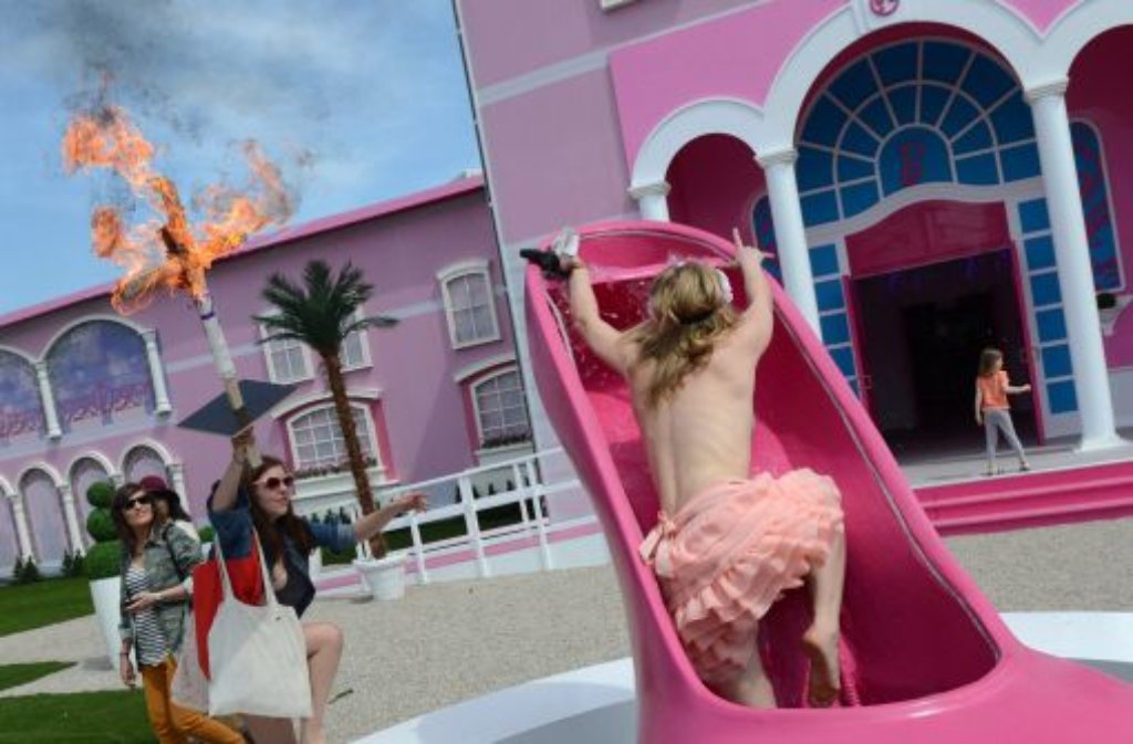 16. Mai 2013: Die Eröffnung des "Barbie Dreamhouses" am Berliner Alexanderplatz zieht den Unmut der Femen-Aktivistinnen auf sich.