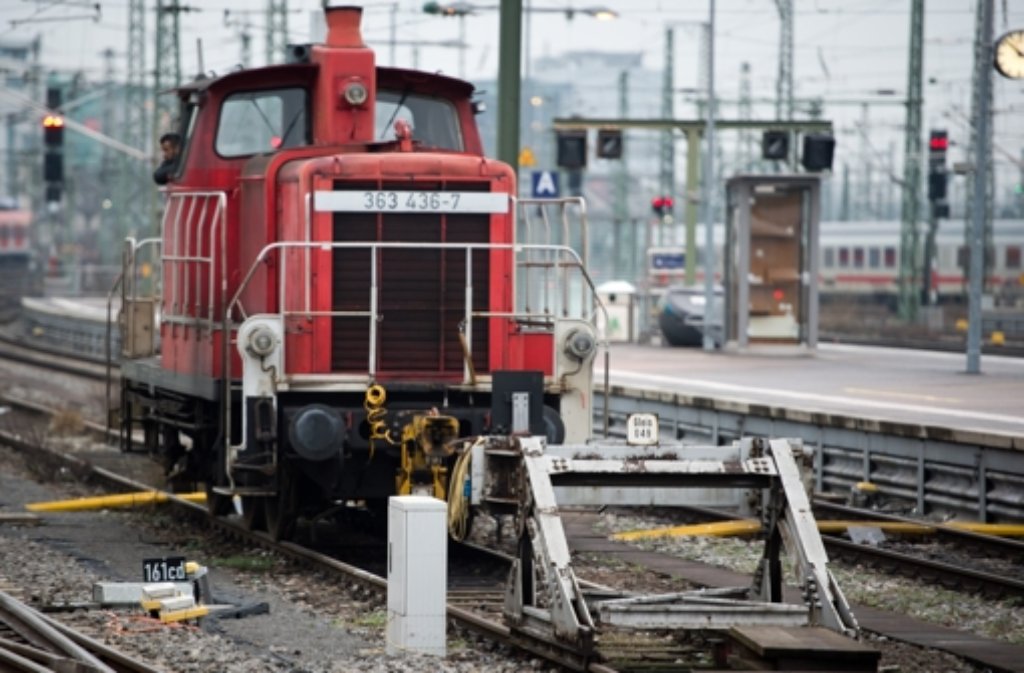 Prellbock 049 steht weiterhin auf einem Gleis am Hauptbahnhof Stuttgart.