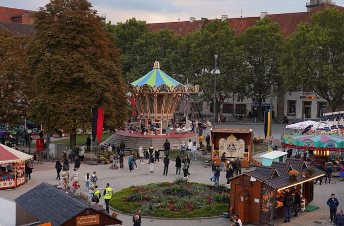 Historisches Volksfest in Stuttgart: Retro-Rummel verzaubert den Schlossplatz