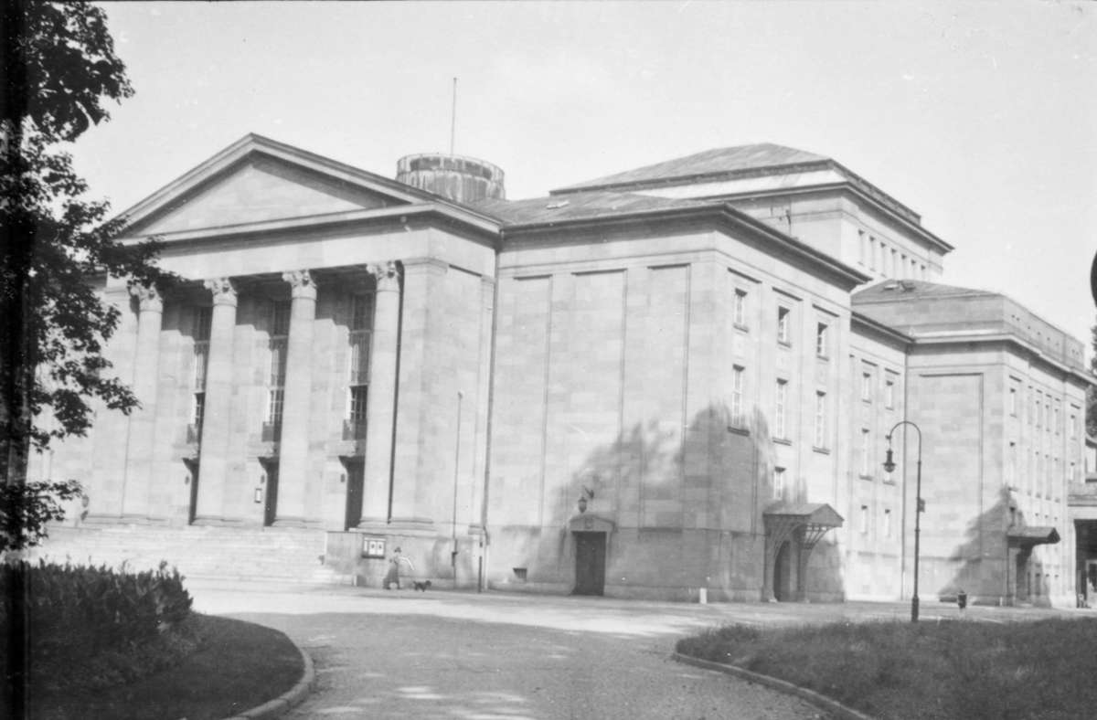 Mitte August 1942 startet die Theatersaison mit Schillers „Wallenstein“. Das Kleine Haus des Staatstheaters ist anders als das benachbarte Opernhaus im Krieg zerstört worden