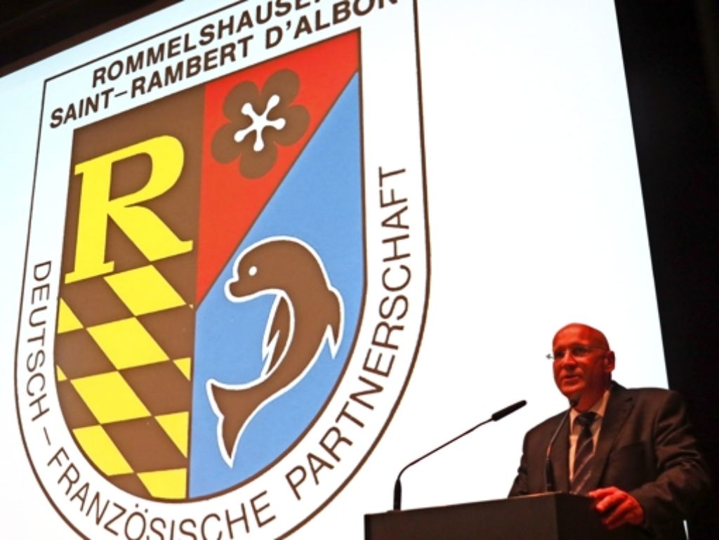 Bürgermeister Altenberger spricht vor dem Wappen der Partnerschaft. Foto: Hans-Dieter Wolz