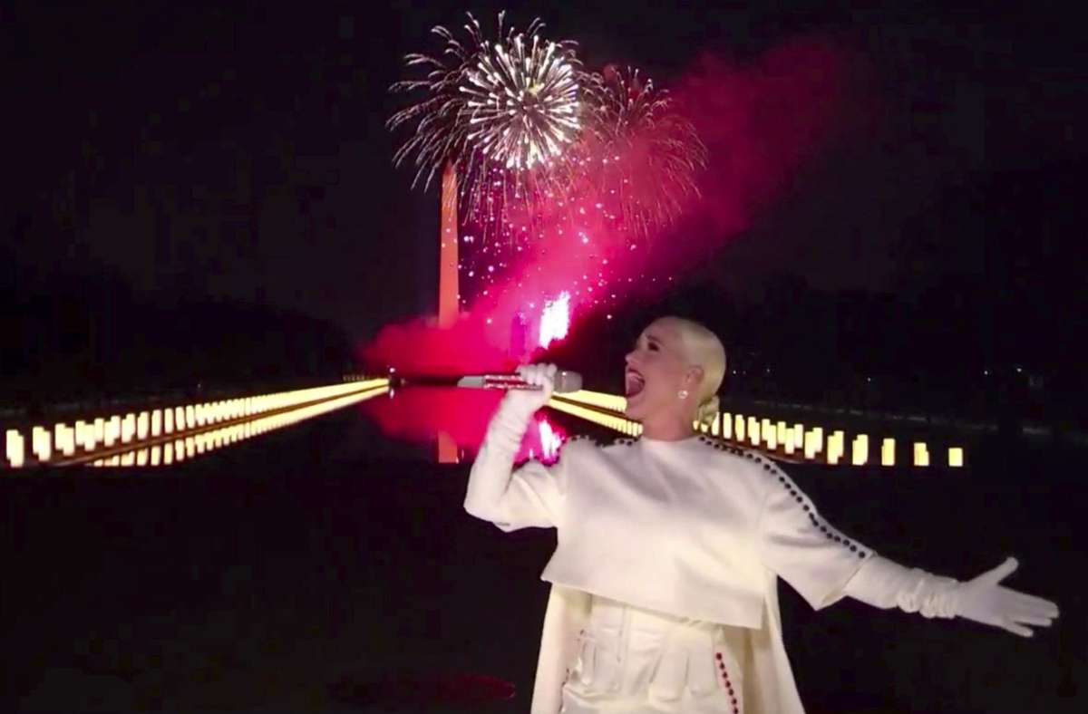Das Grand Finale gehörte Pop-Star Katy Perry in weißer Robe vor dem Lincoln Memorial in Washington.