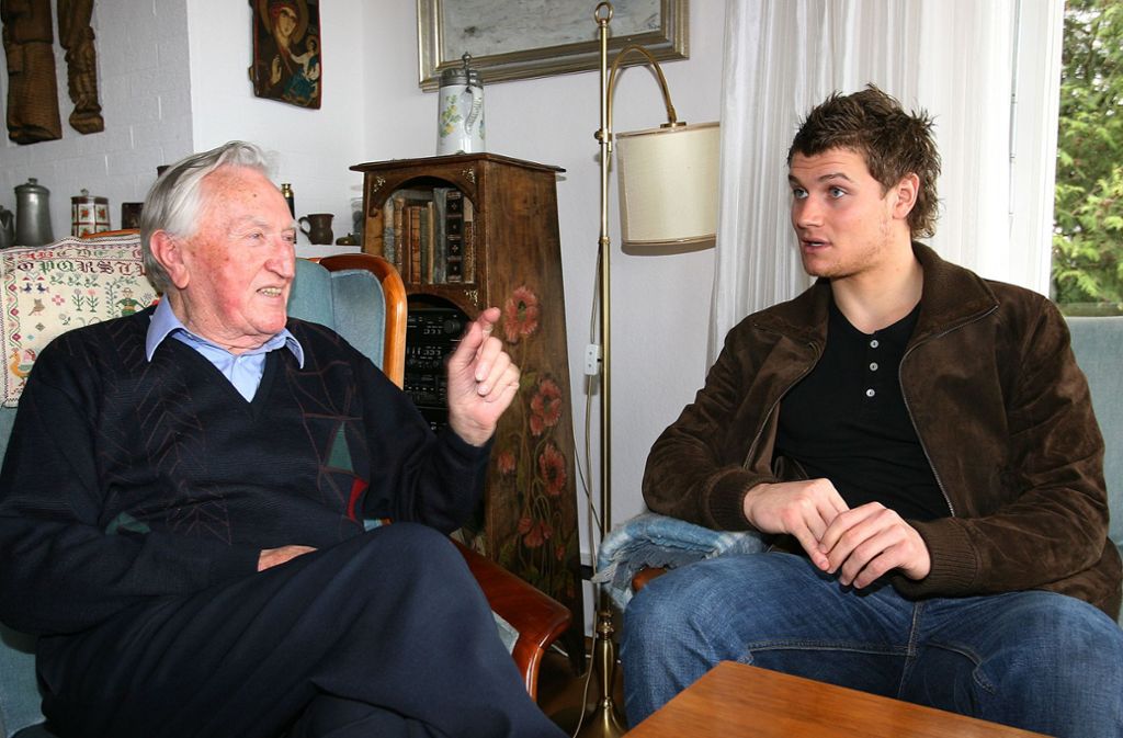 Kraus 2005 im Gespäch mit der Göppinger Handball-Legende Bernhard Kempa in dessen Haus in Bad Boll. Kempa verstarb 2017 im Alter von 96 Jahren.