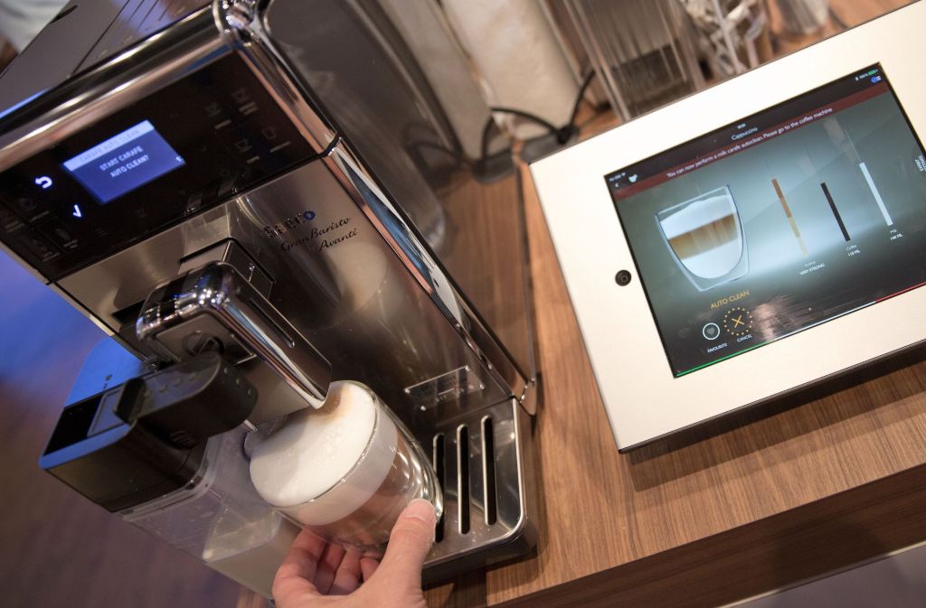 Die Kaffeemaschine: Im Büroalltag im Dauereinsatz, ist sie besonders stark mit Keimen belastet. Laut einer Studie soll sich in jeder zweiten Maschine Schimmel befinden. Tipp: Alle zwei Wochen mit Essigreiniger säubern.