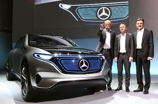 Elektromobile  wie diese Geländewagenstudie der neuen  Marke EQ sollen Daimler zusätzliches Wachstum bringen. Daimler-Vorstandschef Dieter Zetsche auf der Bilanzpressekonferenz gemeinsam mit Finanzchef Bodo Uebber und Lkw-Vorstand Wolfgang Bernhard (von links). Foto: dpa