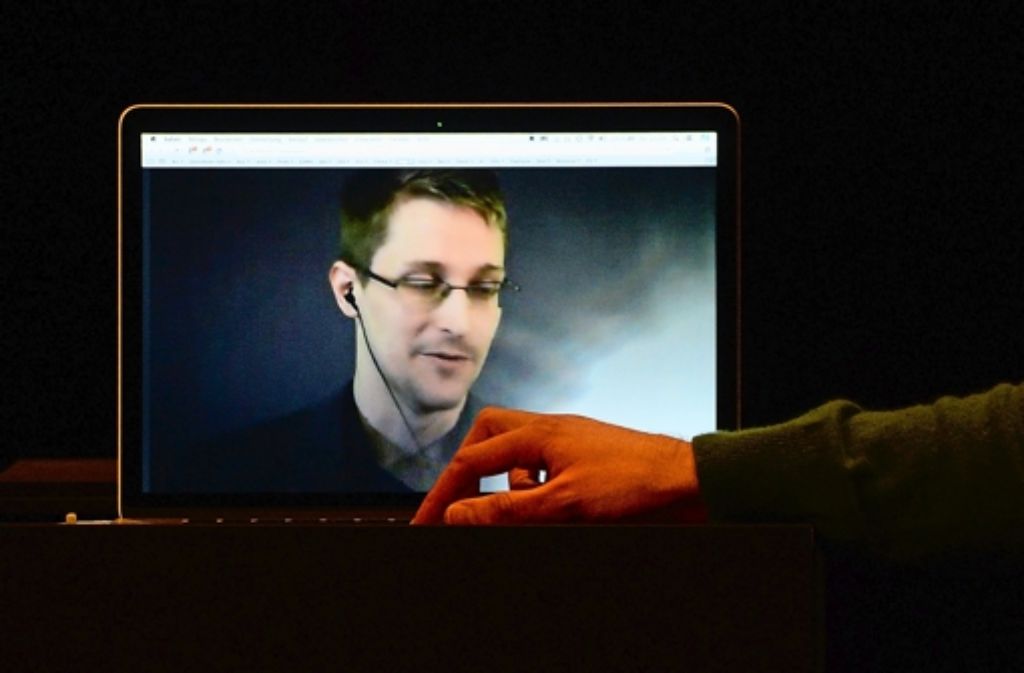 23. November: Der Whistleblower Edward Snowden wird mit dem Stuttgarter Friedenspreis geehrt. Zur Verleihung kommt der Ex-US-Geheimdienstmitarbeiter nicht selbst, er wird aus dem russischen Exil per Laptop zugeschaltet und bedankt sich für die "unglaubliche Ehre". Der Preis ist mit 5000 Euro dotiert. Hier geht es zum Artikel von damals.