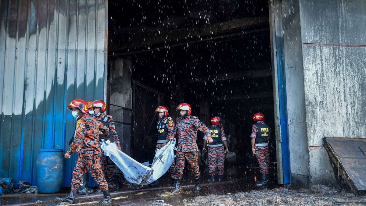  Bei dem Brand einer Fabrik in Bangladesch kommen mehr als 50 Menschen ums Leben. Viele verletzten sich bei dem Sprung aus dem Gebäude. Wie kam es zu dem Feuer? 