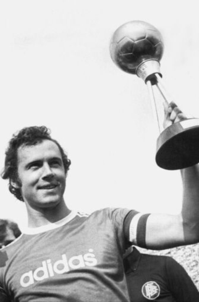 Saison 1976/77 Auf nach Amerika: Nach 13 Jahren in München wechselt Franz Beckenbauer zu Cosmos New York. Der Wechsel, heißt es, habe private Gründe. Beckenbauer wird von der Bild-Zeitung verrissen, weil er sich von seiner Frau getrennt hatte. Zum Abschied wird der Kaiser von den Sportjournalisten zum Fußballer des Jahres gewählt.