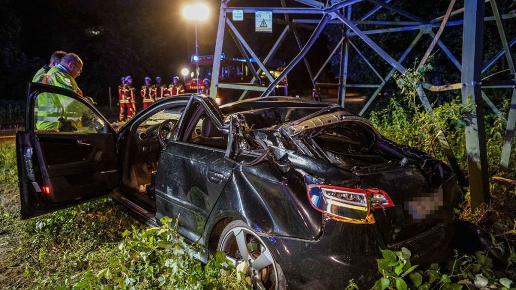 Nach Unfall bei Denkendorf: Auto beschädigt Strommast