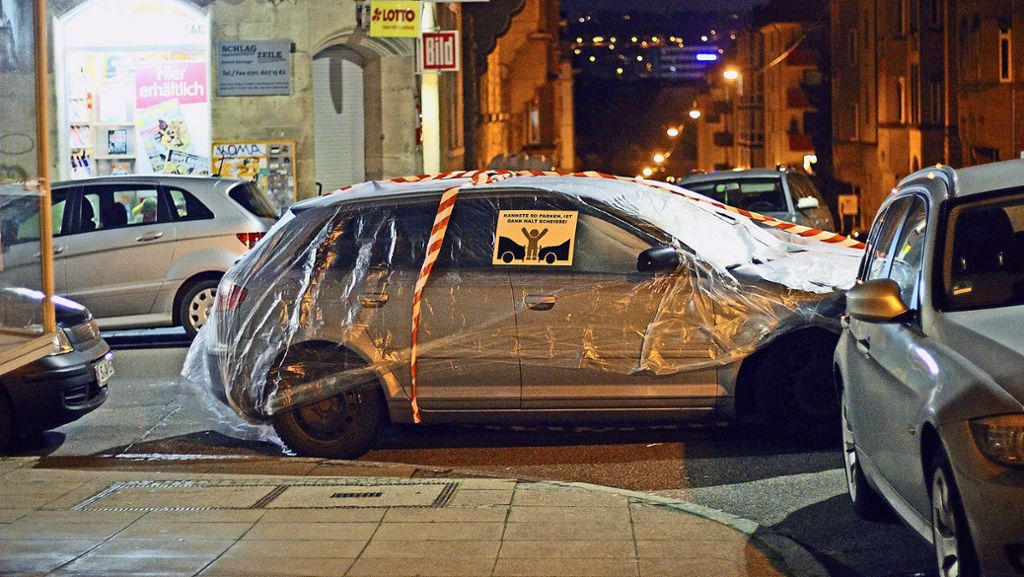 Aktion in Stuttgart Süd: Aktivisten verpacken falsch abgestellte Autos