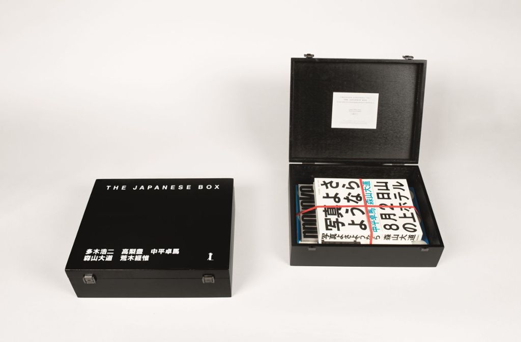 Zu den Höhepunkten der Ausstellung gehört „The Japanese Box“ (2001) aus der Steidl Edition 7L: eine schwarz lackierte Sammlerbox, die in Kooperation mit Karl Lagerfeld entstand und Faksimile-Reprints von sechs seltenen Fotopublikationen aus Japans einflussreicher Provoke-Epoche enthält.