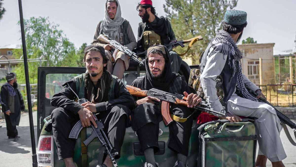  Die Taliban treten in Afghanistan meist schwer bewaffnet und mit traditioneller Kleidung auf. Auch ein Lidstrich um die Augen ist bei ihnen häufig zu sehen. Aus welchen Gründen? 