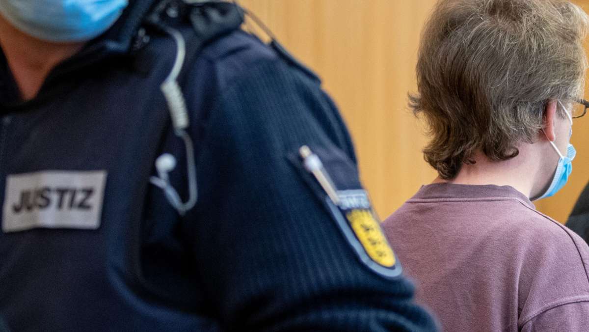  Ein 37-jähriger Mann aus Ebersbach ist angeklagt, zwei damals zwölf- und 13-jährige Jungen entführt und vergewaltigt zu haben. Außerdem hortete er Tausende von Kinderpornos. Nun steht der Mann in Ulm vor Gericht. 