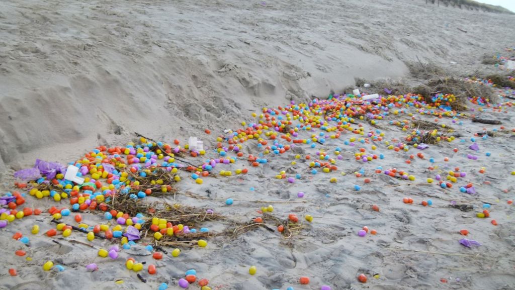 Sturmtief in Langeoog: Spielzeugeier und Lego-Steine am Strand
