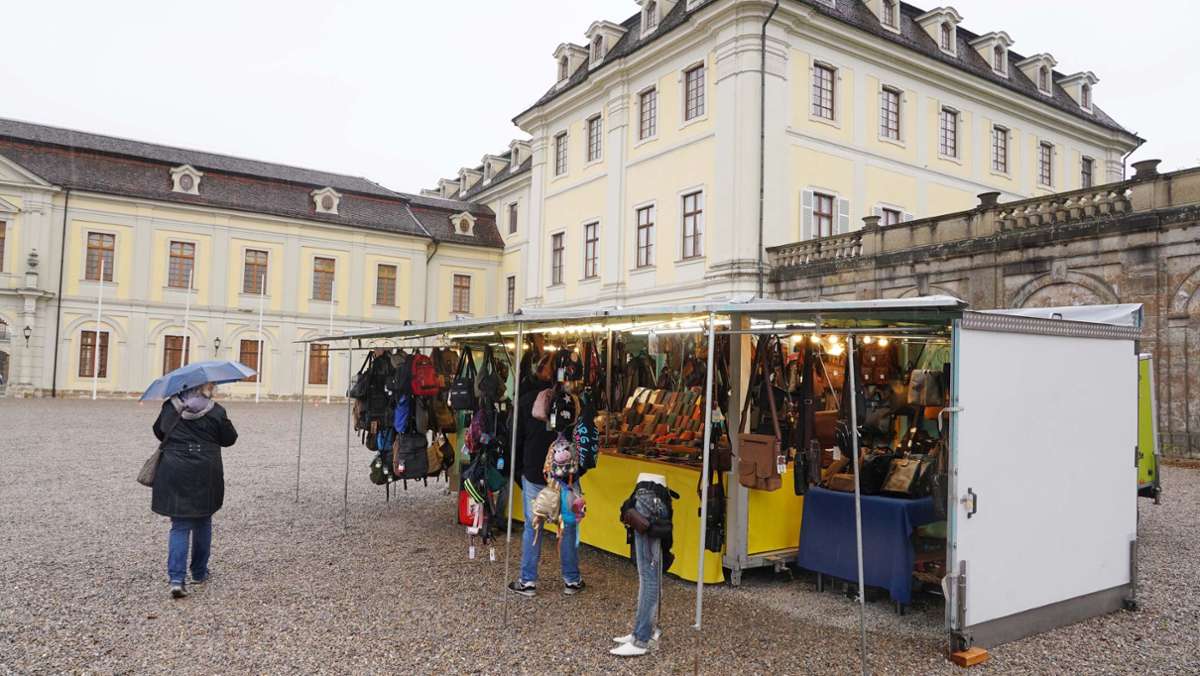  Etwa zehn Händler, die ihre Stände auf dem Barockweihnachtsmarkt wieder abbauen mussten, wollten ihre Waren im Schloss anbieten. Auch daraus wird nichts. 
