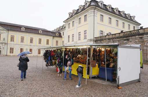 Ein einzelner Stand ist vom geplanten Pop-up-Warenverkauf vor dem Ludwigsburger Schloss übrig geblieben. Foto: Andreas Rosar/Andreas Rosar Fotoagentur