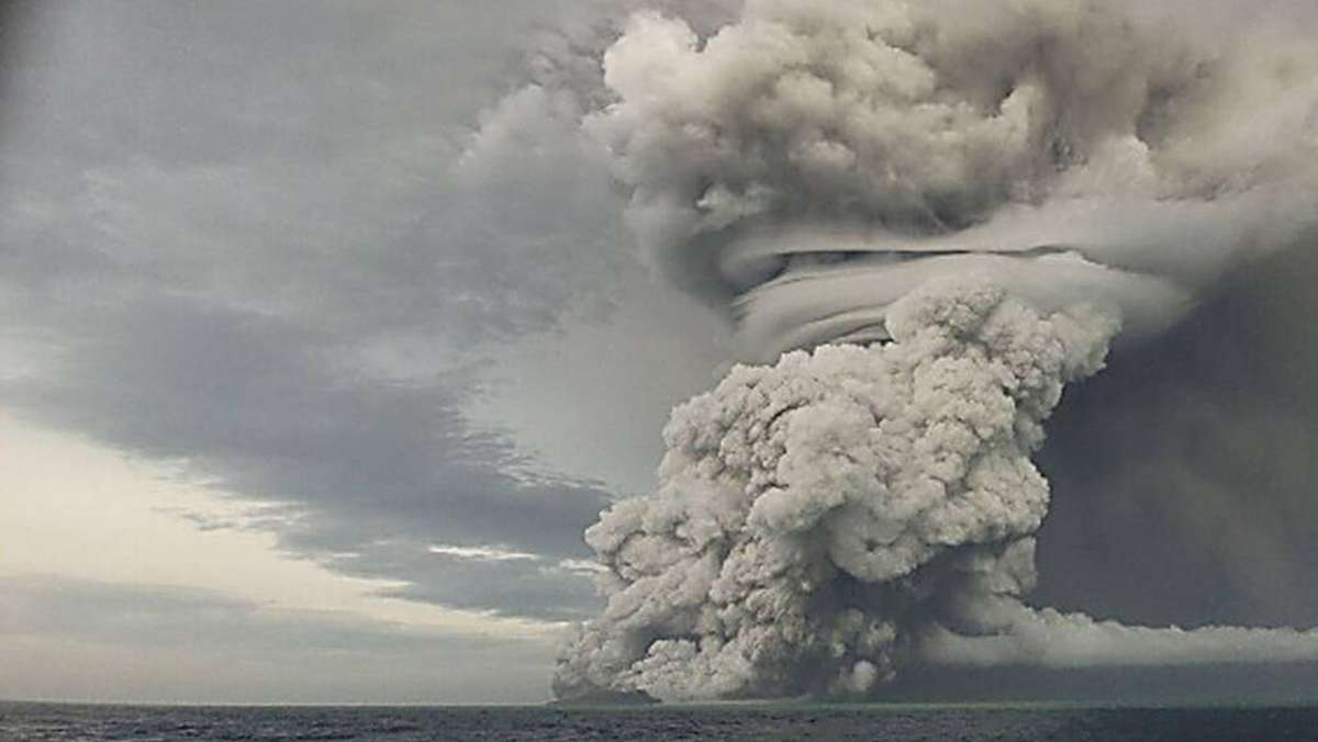 Die Regierung in Tonga hat nach der Eruption eines Untersee-Vulkans die ersten Todesopfer bestätigt: Zwei Tongaer und ein britischer Staatsbürger seien ums Leben gekommen. 