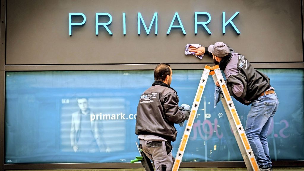 Zweite Filiale in Stuttgart eröffnet: Kritiker  stellen Container für Primark-Wegwerfware auf