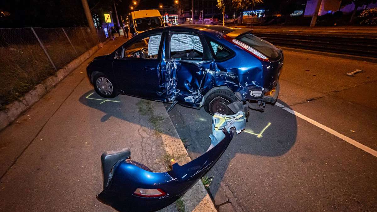 Unfall in Stuttgart-Wangen: Autos kollidieren – zwei Verletzte und 30.000 Euro Schaden