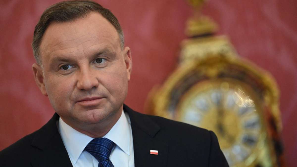  Der Präsident von Polen befindet sich in Isolation, nachdem er positiv auf das Coronavirus getestet worden war. Er fühle sich gut und habe keine schweren Symptome, teilte die Regierung mit. 