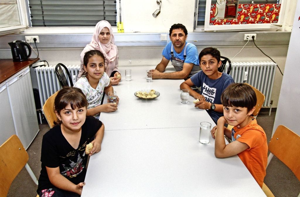 Der Tisch in der schmalen Wohnküche ist der Treffpunkt der Familie von Nadya und Nashuan Yasim. Ihre Töchter Nabaa und Heleen gehen jetzt ebenso in die Schule wie die Söhne Mohad und Mustafa. Foto: factum/Bach