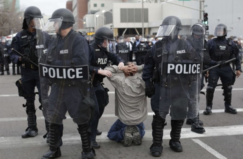 Gewaltbereite Polizisten kommen oftmals mit milden Strafen davon oder bleiben straffrei. Foto: AP