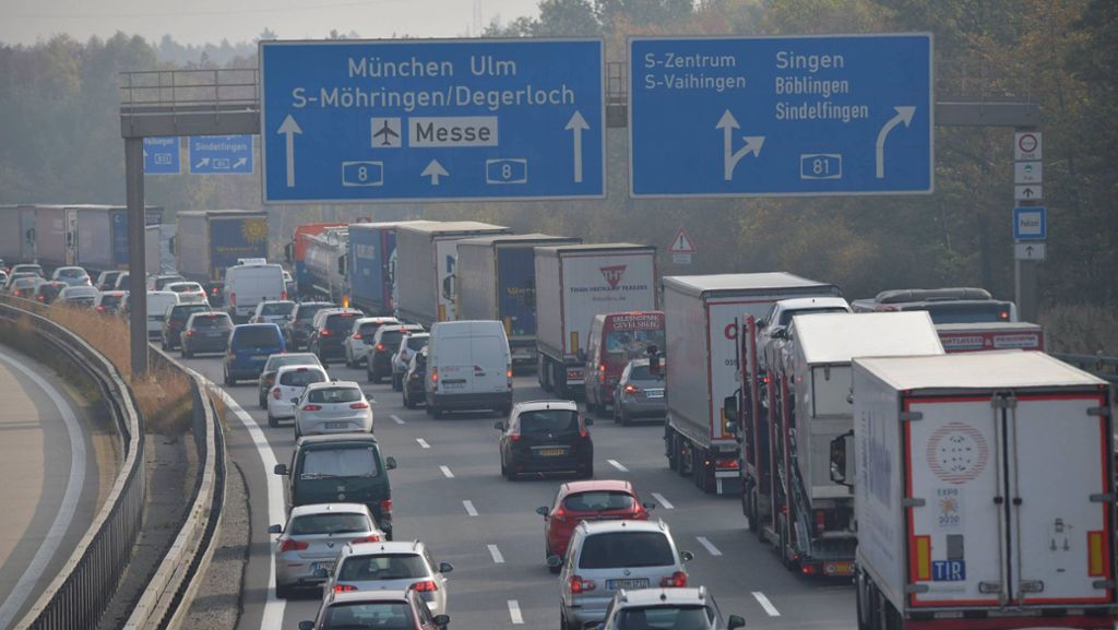 A8 Richtung Stuttgart: Lkw verliert 24 Tonnen Steinplatten – stundenlanger Stau