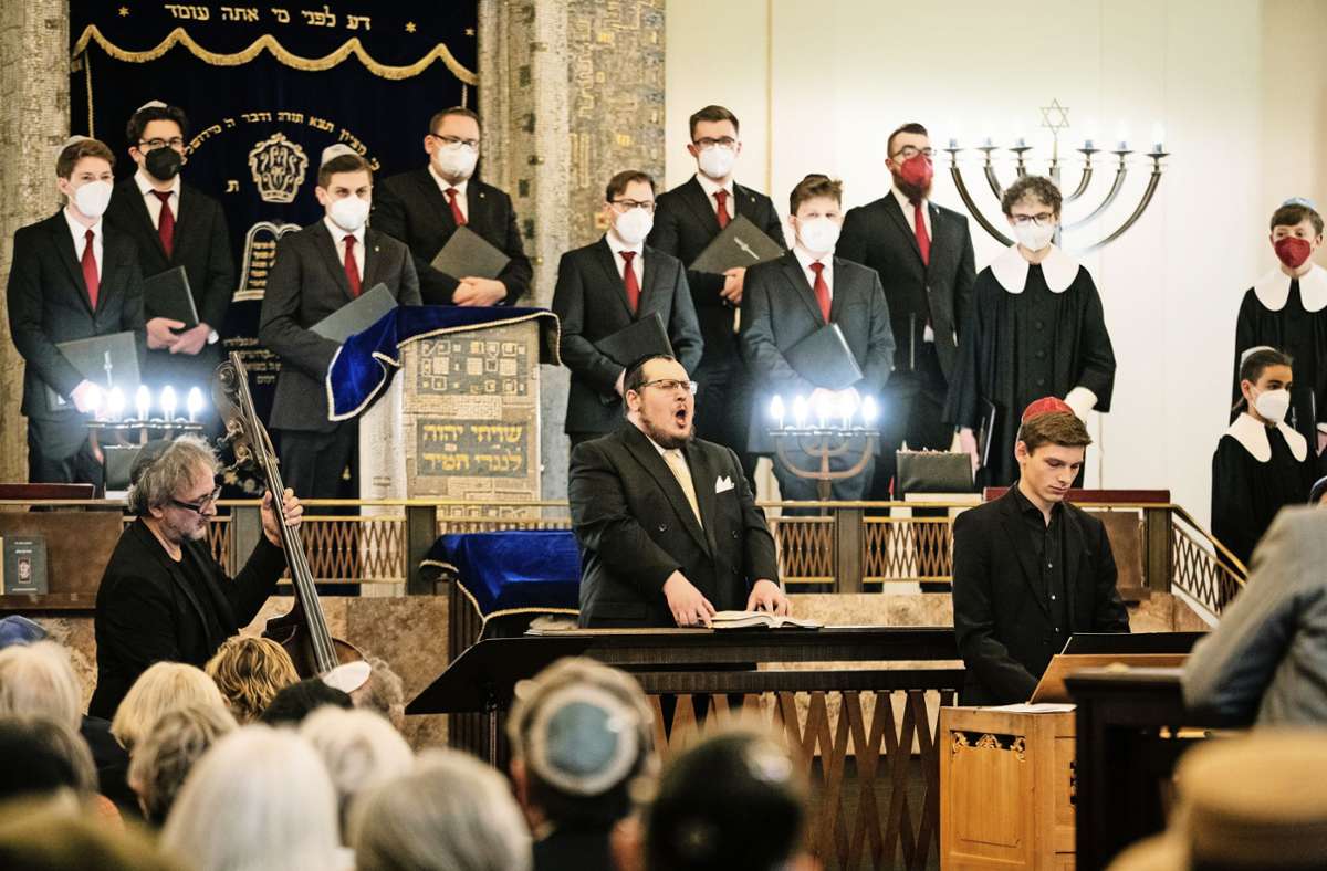 Gemeinsam mit Kantor Nathan Goldman haben die Hymnus-Chorknaben erstmals  auch hebräische Texte gesungen. Foto: Lichtgut/Christoph Schmidt