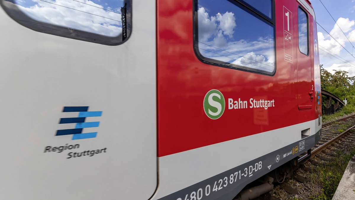 Zwischen Weil der Stadt und Renningen: Betrunkener läuft im Gleisbereich und wird von S-Bahn erfasst