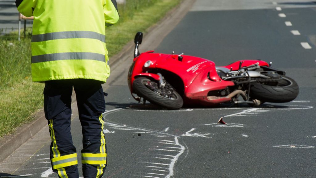 Motorradunfall in Stuttgart-Freiberg: Bikerin rutscht unter Auto und wird schwer verletzt