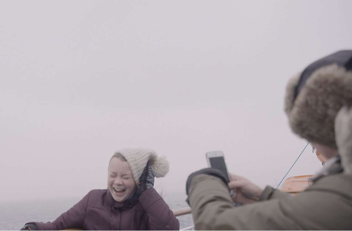 „I am Greta“: Greta Thunberg in einem fröhlichen Moment mit ihrem Vater an Bord einer Fähre von Schweden aufs Europäische Festland