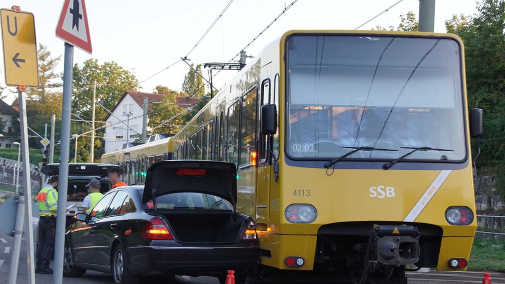 Unfall in Stuttgart-Mühlhausen: Stadtbahn streift Mercedes – 5000 Euro Schaden