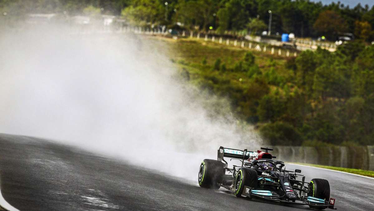  Max Verstappen übernimmt mit Platz zwei in Istanbul die WM-Führung in der Formel 1 – der Titelverteidiger landet auf nasser Piste nur auf Platz fünf, weil er einen Fehler macht. 