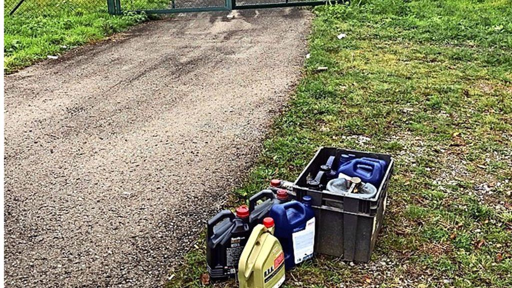 Umweltsünden in Leonberg: Ölkanister und alte Reifen direkt am Wasserbecken
