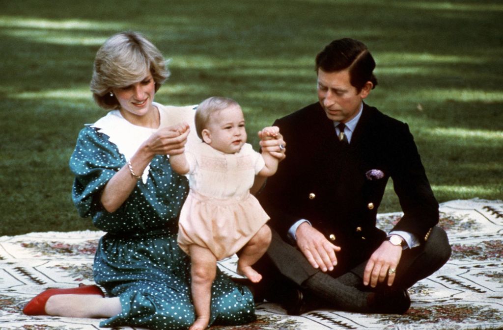 Seine hinreißenden Speckröllchen präsentiert hier Prinz William, Stammhalter von Prinz Charles und Prinzessin Diana.