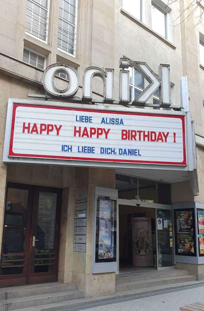Das Billboard des Kinos wird häufig für Geburtstagsgrüße genutzt.