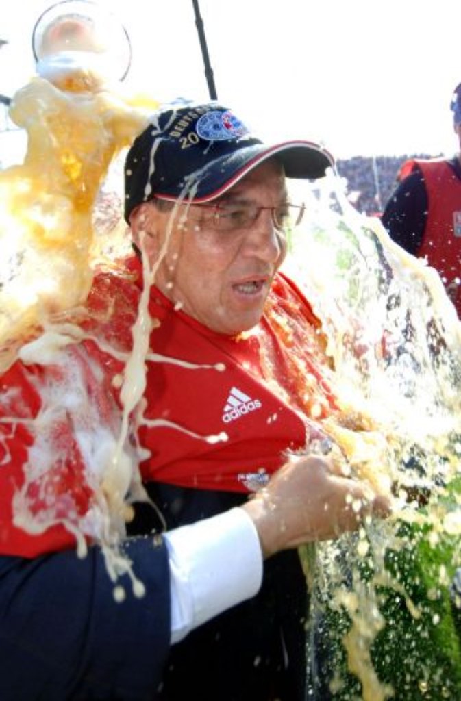 Mit der obligatorischen Weißbierdusche wird Bayern-Trainer Felix Magath im April 2005 für die vorzeitig gewonnene Meisterschaft gefeiert.