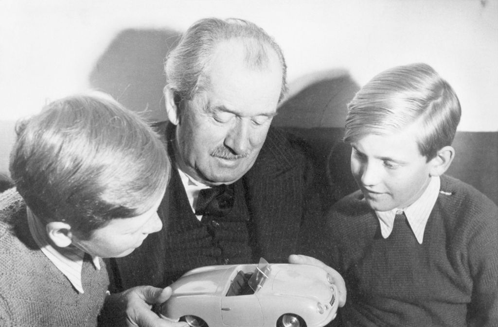1949 Ferdinand Porsche mit seinen Enkelkindern Ferdinand Piëch (rechts) und Ferdinand Alexander Porsche mit einem Modell des Porsche 356. Wie sein Großvater verfügte Piëch über großes technisches Verständnis.