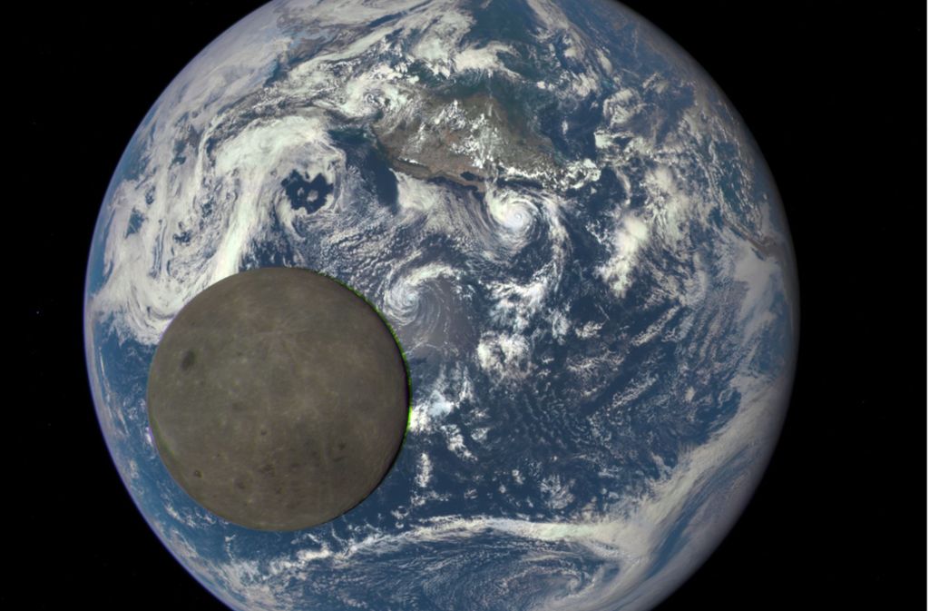 Zwischen Raumschiff und Erde fliegt der Mond vorbei – auf der Rückseite des Erdtrabanten gibt es also ein für alle mal nichts Außergewöhnliches! Das Bild entstand am 16. Juli 2015.