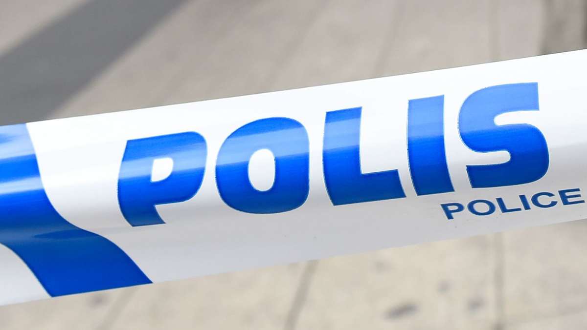  Die Polizei in Stockholm hat Medienberichten zufolge eine Frau festgenommen, die ihren Sohn 30 Jahre lang in einer Wohnung isoliert haben soll. 