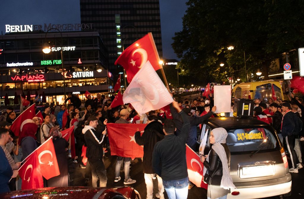 Erdogan-Anhänger feiern das Ergebnis der vorgezogenen Präsidenten- und Parlamentswahlen in der Türkei auf dem Kurfürstendamm in Berlin. Foto: dpa