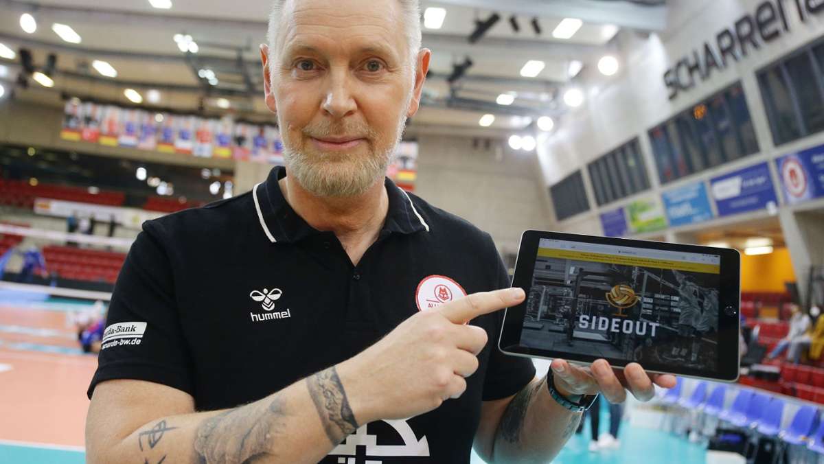  Der Trainer der Stuttgarter Volleyballerinnen beschäftigt sich auch in seiner Freizeit am liebsten mit Volleyball. Seine Interviews mit anderen Experten sind Teil einer Internetplattform und zugleich eine Fortbildungsmaßnahme in eigener Sache. 
