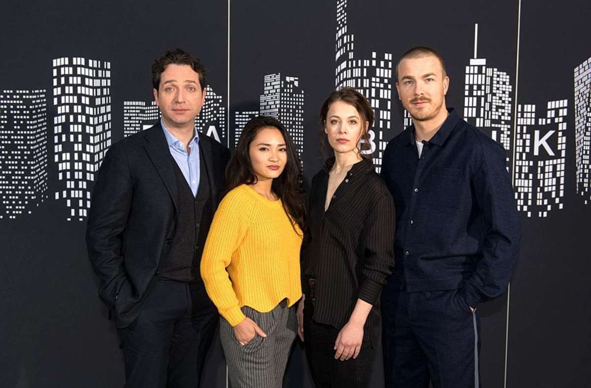 „Bad Banks“ (2018): Die Schauspieler Marc Limpach, Mai Duong Kieu, Paula Beer und Albrecht Schuch (von links) bei einem Fototermin zum ZDF-Mehrteiler „Bad Banks“