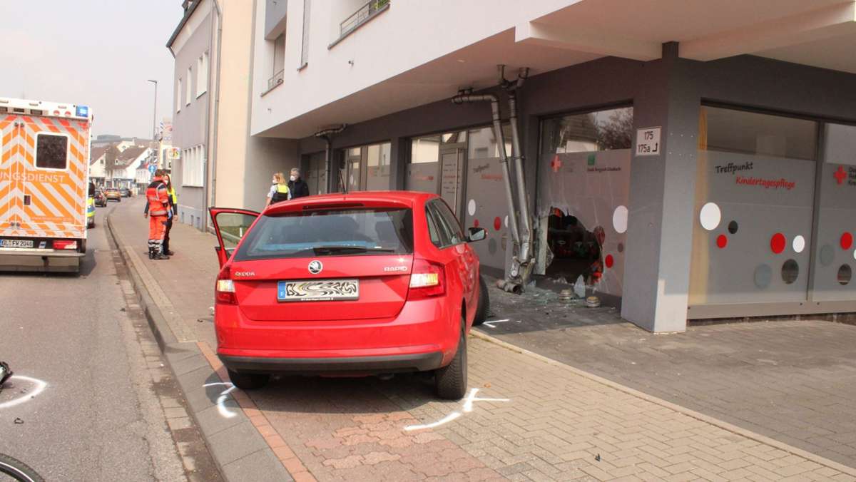 Bergisch Gladbach: Frau  rast mit Auto in Glasfassade einer Kita