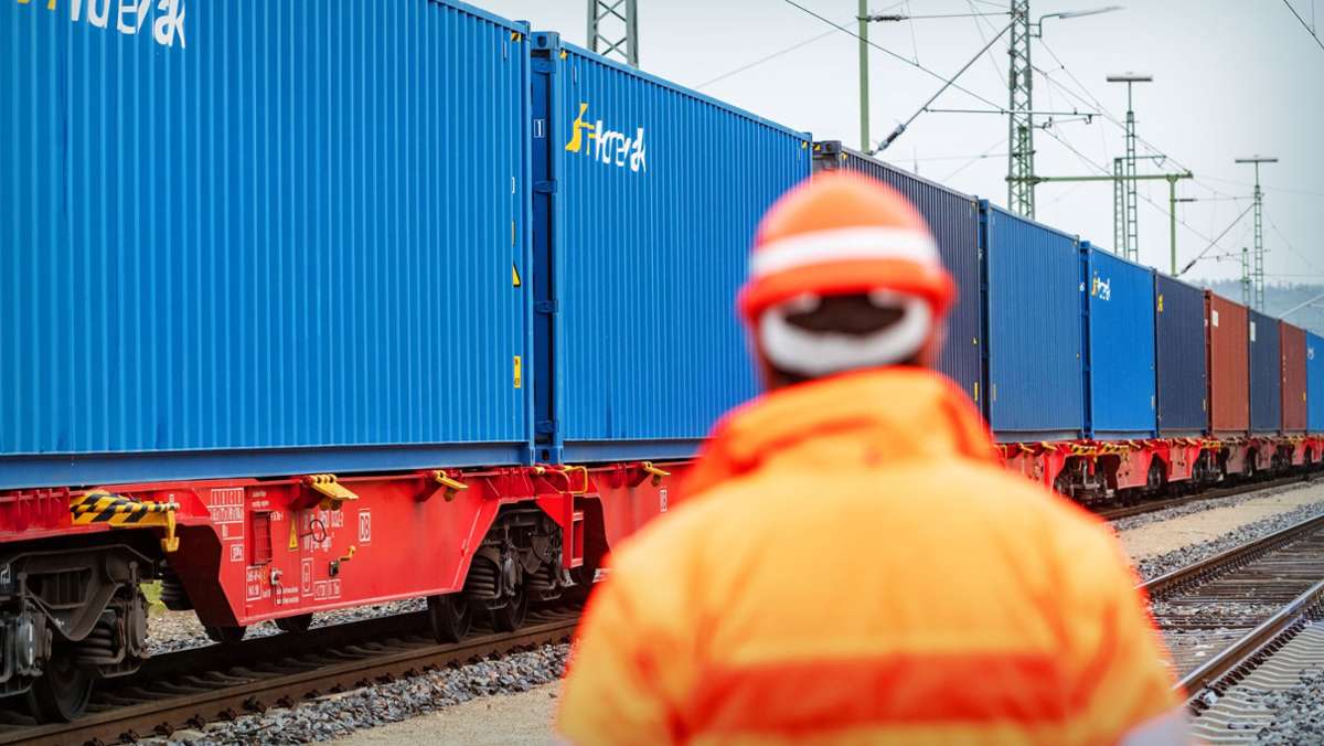 Die Regierung will den Schienenmarkt besser regulieren – aber den Staatskonzern schonen. Konkurrenten vermissen im Entwurf vieles, was die Infrastruktur, den Deutschland-Takt und eine Senkung der Trassenpreise voranbringen könnte. 
