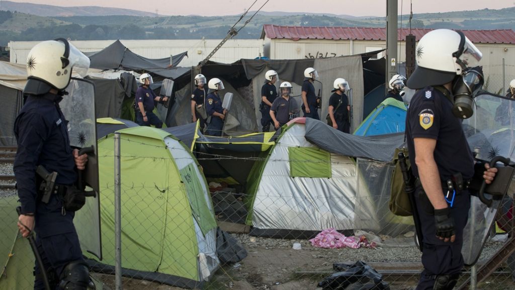 Randale im Lager von Idomeni: Griechische Polizei setzt Tränengas ein