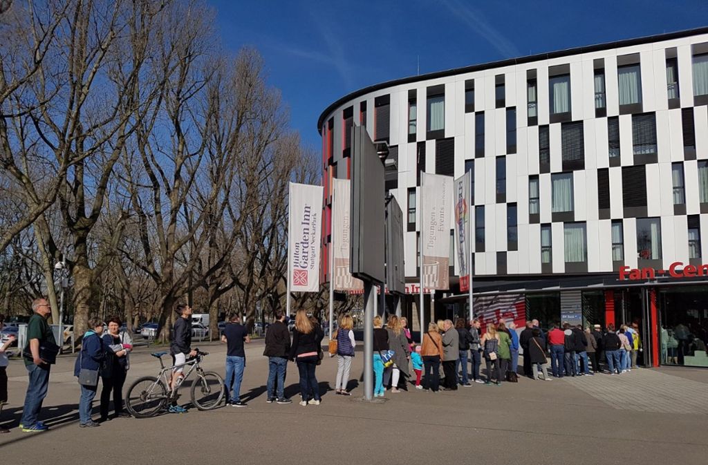 Die VfB-Fans vor dem Fanshop an der Mercedes-Benz-Arena.